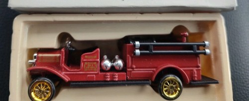 Camion dei Pompieri Cabina Aperta Diecast 1919 Pirsch Rosso Giocattolo Lettori Digest 1/64 Scatola - Foto 2 di 2
