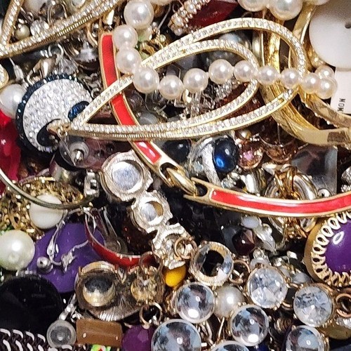 10+ LB JEWELRY LOT CRAFT REPURPOSE BROKEN VINTAGE COSTUME SUPPLY - Picture 9 of 15