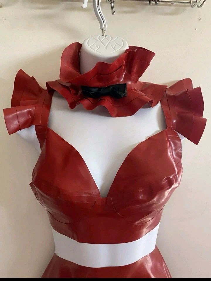 Conjunto de lencería de 4 piezas de látex burlesco rojo de diseño corazón de goma mediano M Foto 3 de 4