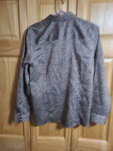 Chico's Size 1 (8 Comparable) Women\s Leopard Print Button Up Blouse - Picture 2 of 4