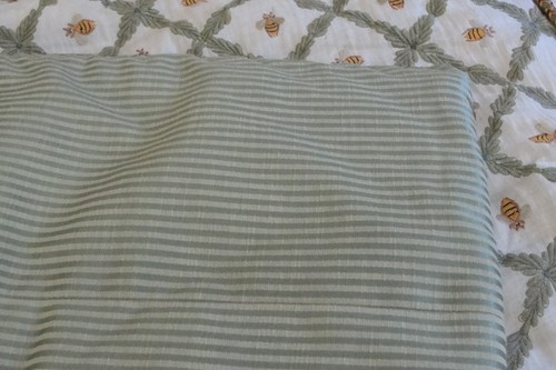 Vintage 1970's Hand Stitched/Hand Embroidered "Bee" Design Comforter - Picture 7 of 10