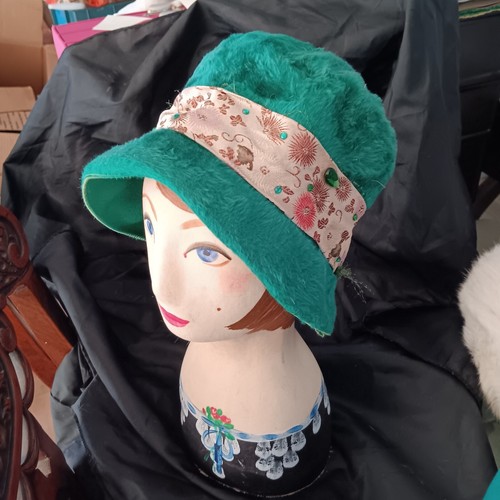 Magnificently Decorated VINTAGE Green Signed Designer Hat Gwenn Pennington - Picture 1 of 12