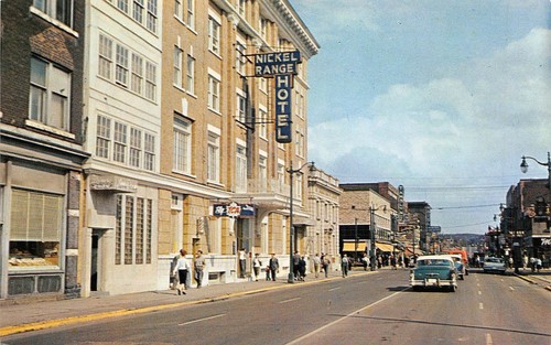 Elm Street Nickle Range Hotel Coches De Colección Escena Sudbury Ontario, ON Postal De Colección  - Imagen 1 de 2
