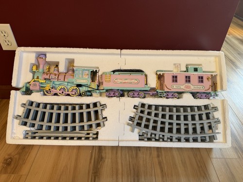 Vintage Enesco Precious Moments Sugar Town Holiday Express Zug Set mit Musik! - Bild 4 von 14