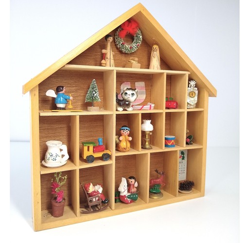 Vintage 50er Xmas Shadowbox Miniaturen Holzhaus Weihnachtsmann Holzfigur Krippe - Bild 2 von 11