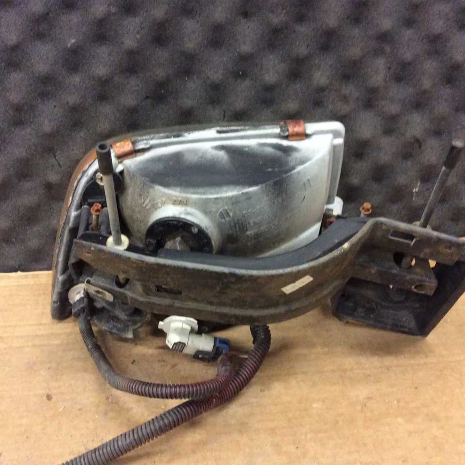 1995-1997 GMC S15 JIMMY 4 dr OLDSMOBILE BRAVADA левая сторона фары б/у - Изображение 2 из 2