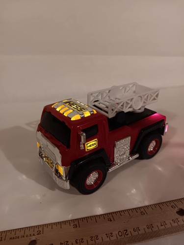Hess Oil Company 2015 Fire Truck and Ladder Rescue Model Lights Sound - Picture 5 of 9