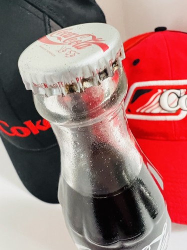 Vintage seltene Coca-Cola Flasche ~ französische/arabische Sprache ~ ungeöffnet ~ mit 2 neuen Cola Hüten - Bild 6 von 21
