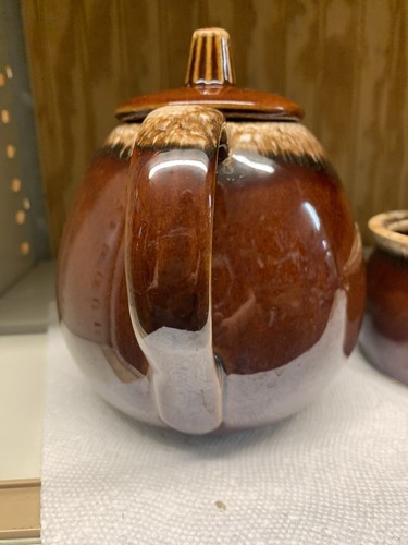 VINTAGE MCM HULL BROWN DRIP TEAPOT AND MATCHING SUGAR BOWL - Picture 3 of 9