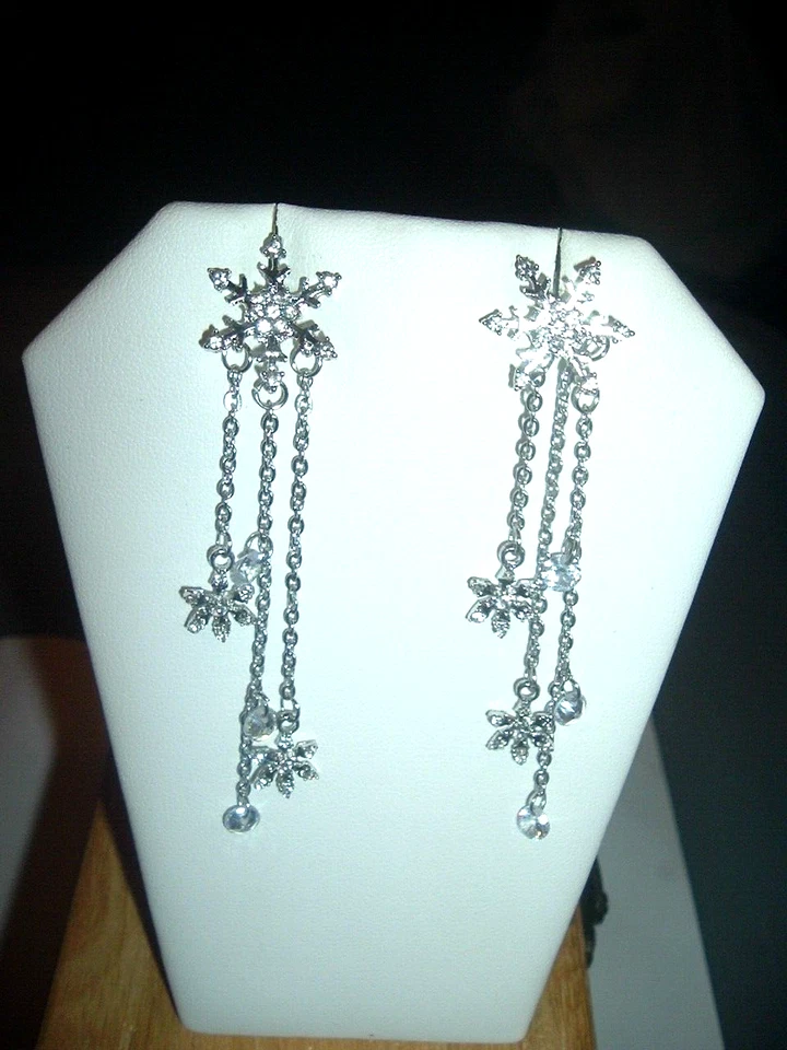 PENDIENTES LARGOS PLATEADOS COPOS DE NIEVE COLGANTES Betsey Johnson Pierced - Nuevos con etiquetas Foto 4 de 4