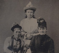 PORTRAIT OF WELL-DRESSED WOMEN SMIRKING