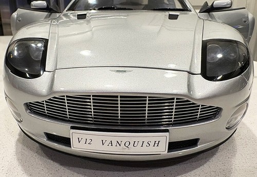 Kyosho Aston Martin V12 Vanquish 1:12 Scale Diecast + Display Case | James Bond - Picture 15 of 20