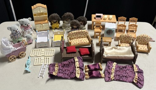 Lote de muebles y figuras Calico Critters familias de erizos y koalas