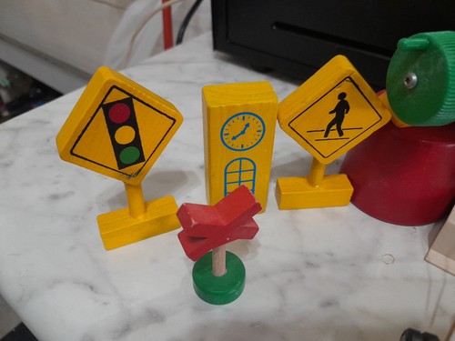 Thomas & Friends/ Brio Accessories Good Preowned Condition - Picture 4 of 9