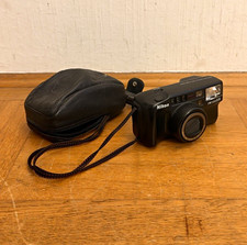 Nikon TW Zoom 105 – 35mm Kompaktkamera Autofokus mit Blitz, schwarz, Tasche