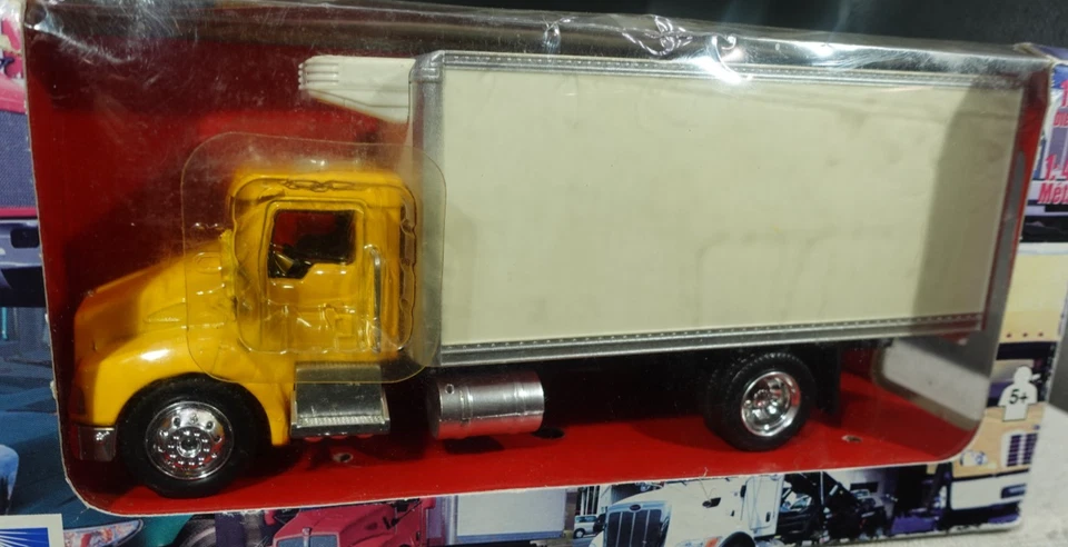 New Ray Kenworth Box Truck 1/43 - Image 3 of 3