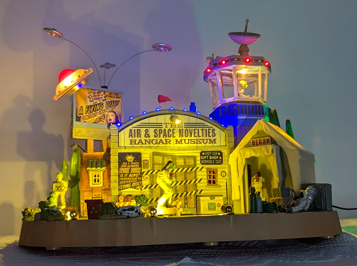 オブジェ Lemax Spooky Town The Air & Space Novelties Hangar Museum UFO