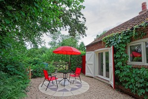 Holiday-Cottage-Lincolnshire-Wolds-Private-Hot-Tub-Sleeps-2-Pets-welcome