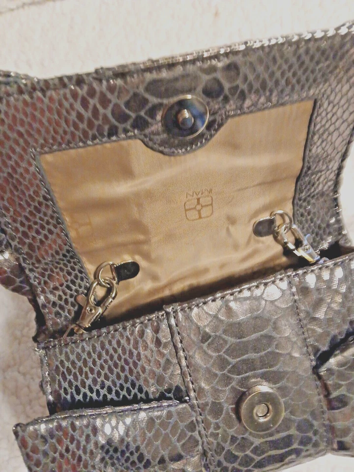 IMAN Bolso sin asas con volantes Pistola Metal Plata Cartera Correa para el hombro Estrás A presión NUEVO Foto 3 de 4