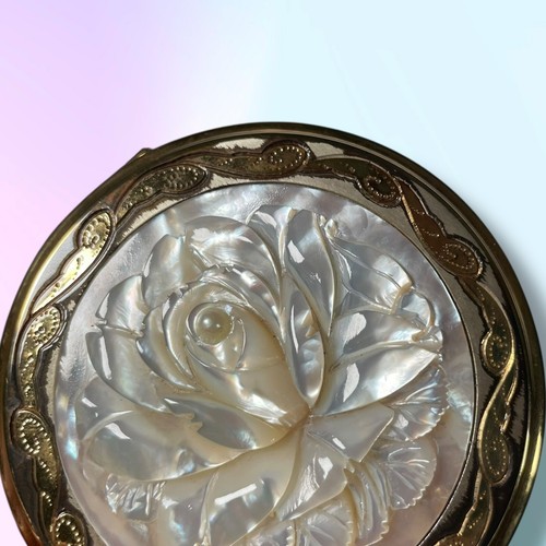 Vintage kompaktes Puder Spiegelgehäuse geformtes Perlenrosenmotiv mit goldfarbenem Rahmen - Bild 2 von 15