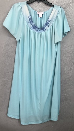 Vestido corto Shadowline con mangas bordadas y aleteadas talla grande espuma de mar azul - Imagen 1 de 11