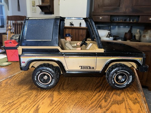 1970s TONKA MIGHTY JEEP BRONCO 4X4 BLACK PRESSED STEEL WITH DUKE & ACCESSORIES - Picture 9 of 12