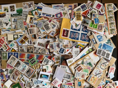 EUROPA - LOTE DE MÁS DE 3500 SELLOS USADOS EN PAPEL (830 GR.) - Imagen 3 de 5