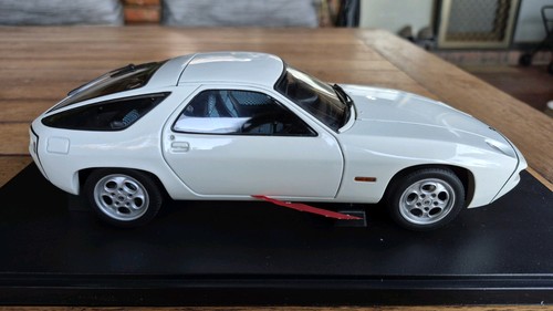 Autoart 1/18 Porsche 928 blanco diecast modelo coche - Imagen 8 de 18