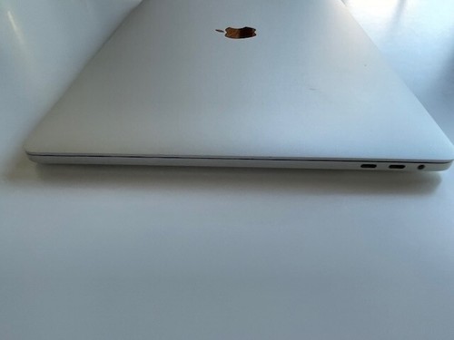 Macbook Pro (15 inch 2018), 2.2 GHz 6-core Intel Core i7, 256 GB, 16 GB 2400 MH - Picture 6 of 11
