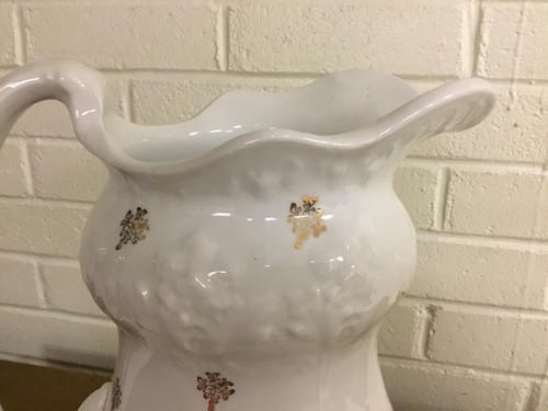 ANTIQUE VICTORIAN BASIN PITCHER SOAP DISH SMALL PITCHER SET GOLD DECORATIONS  - Photo 10 sur 12