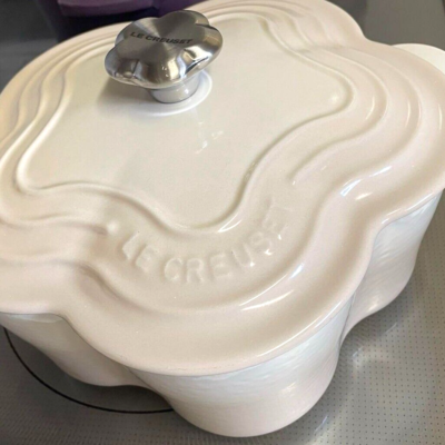 LE CREUSET - ル・クルーゼ、COCOTTE  FLEUR、ソレイユ NEW Le Creuset Cocotte Fleur Flower Mauve Pink 20cm 2L