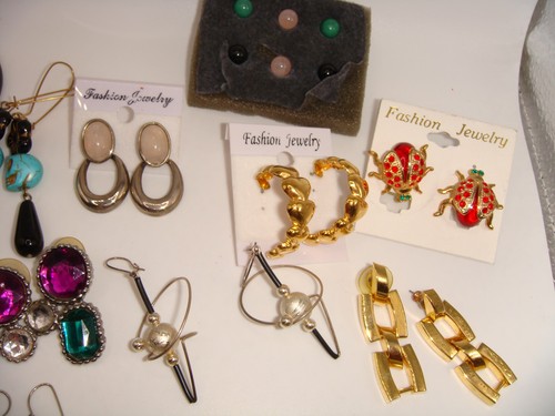 LOT OF 20 PAIRS EARRINGS VINTAGE TO MODERN FOR PIERCED EARS ESTATE LOT #3 - Picture 16 of 18
