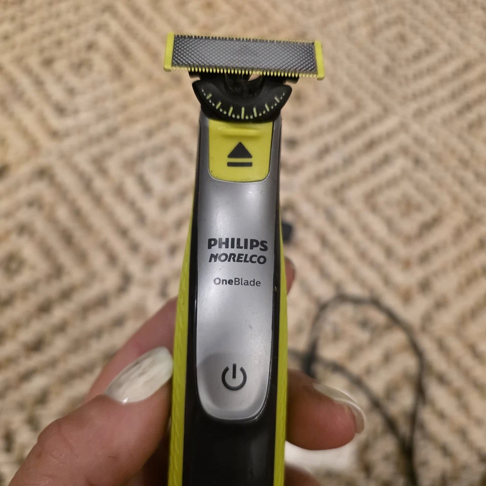Recortadora y afeitadora eléctrica híbrida facial + corporal Philips Norelco OneBlade, QP2630/70 Foto 3 de 4