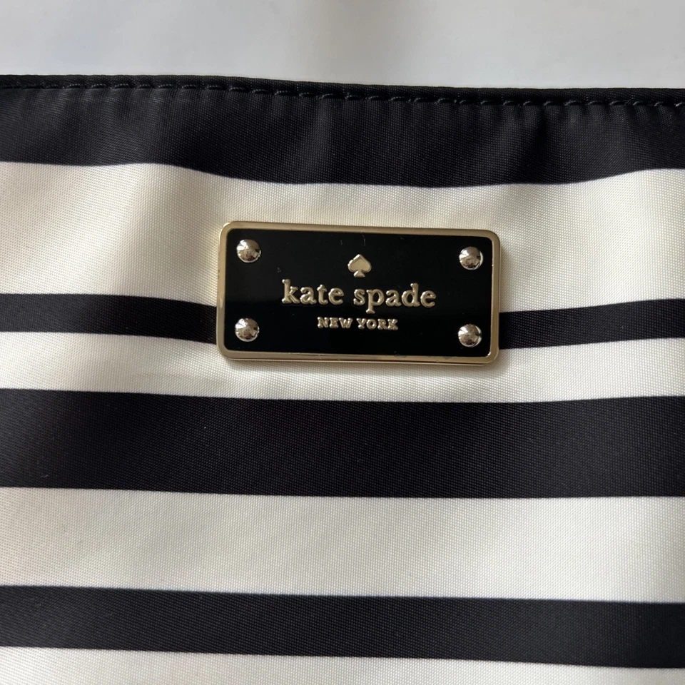 Bolso de pañales Kate Spade a rayas blancas y negras para bebé Foto 2 de 2