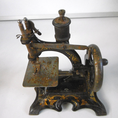 alte kleine Nähmaschine Spielzeug Metall