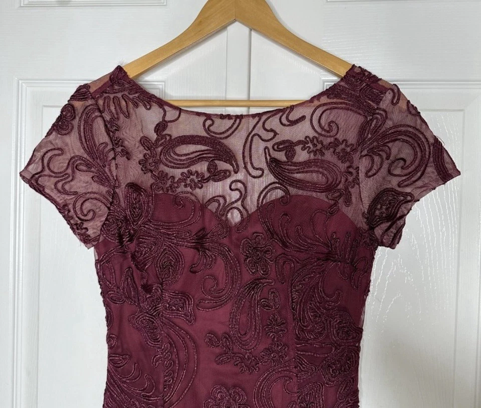 Vestido de sirena borgoña con cordones manga corta cuello barco JS Collections para mujer Foto 4 de 4