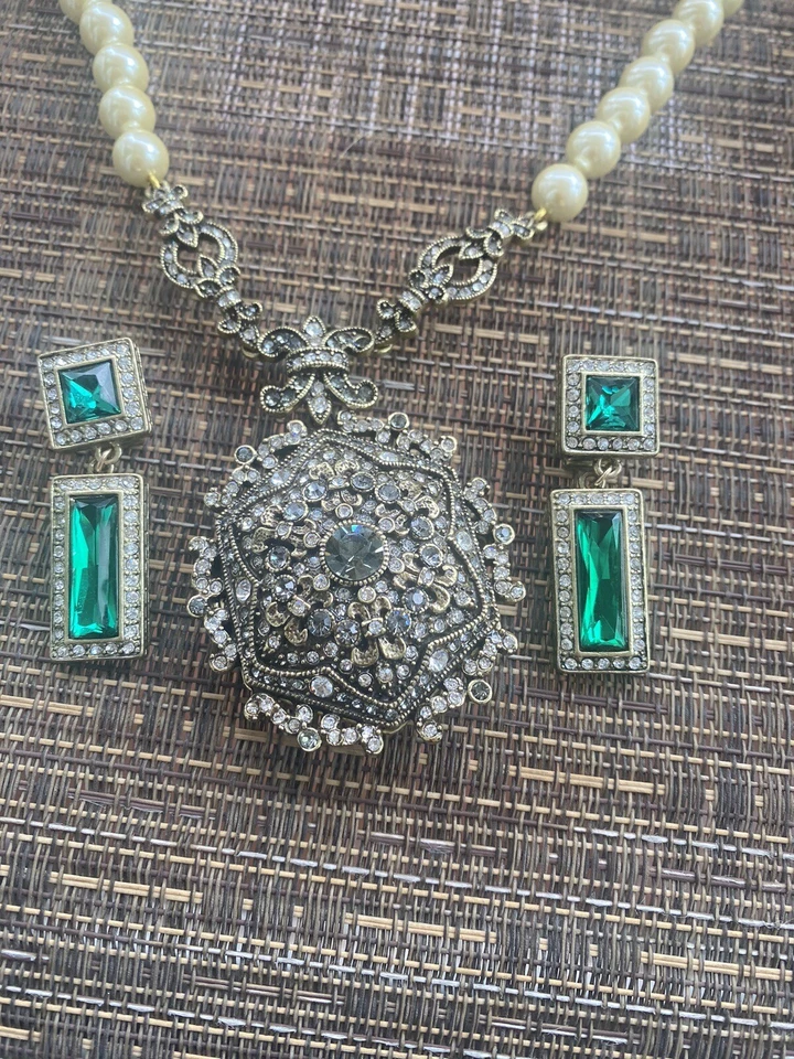 HEIDI DAUS GORGEOUS JEWELED MAGNET LOCKET AND EMERALD CRYSTAL EARRINGS💚 - Image 4 of 4