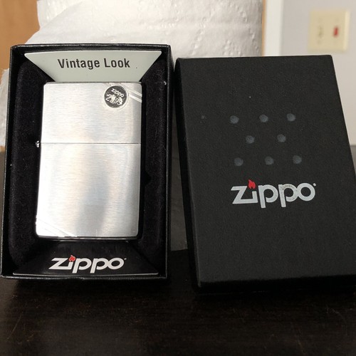 Zippo accendino antivento cromato spazzolato vintage con tagli, nuovo in scatola 2022 - Foto 3 di 8