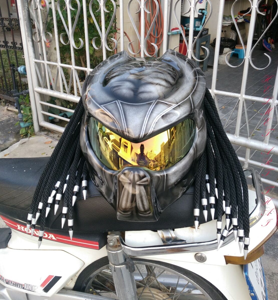CUSTOM PREDATOR MOTORCYCLE HELMET