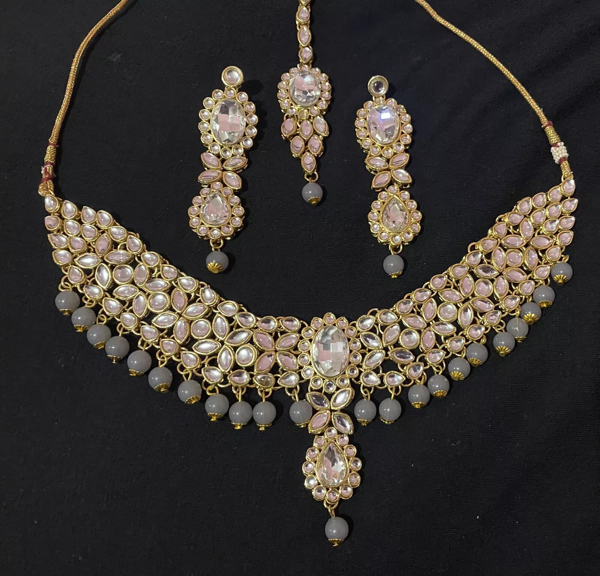 Choker set deals with maang tikka