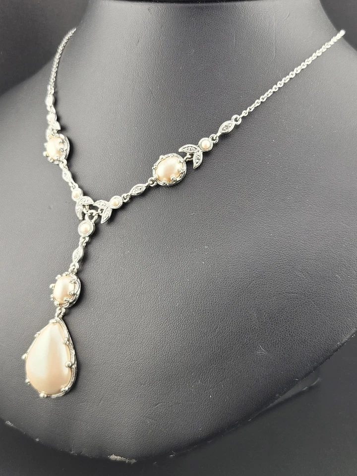Colar Gargantilha Lariat Pérola Assinada Crown Trifari Acabamento Ródio Lucite 🦪 - Imagem 4 de 4