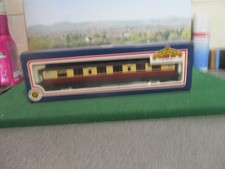 BACHMANN63FT THOMPSON 1ST CORRIDOR COACH BR CRIMSON/CREAM. CAT NO.34-475