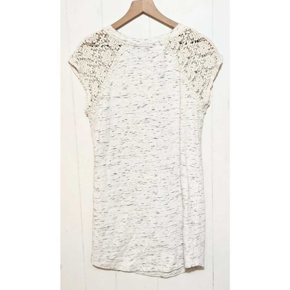 Vestido feminino Cynthia Rowley tamanho P branco cinza crochê boné manga curta - Imagem 2 de 4