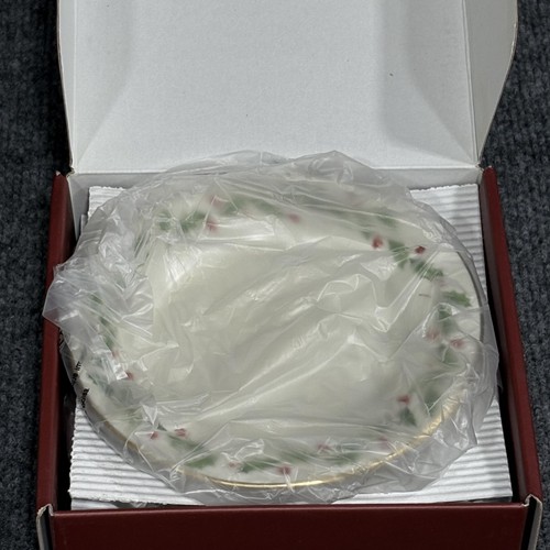 Lenox Holiday Party Plates Set of 4 Holly China Gold Rim Dimension Collection - Picture 4 of 12