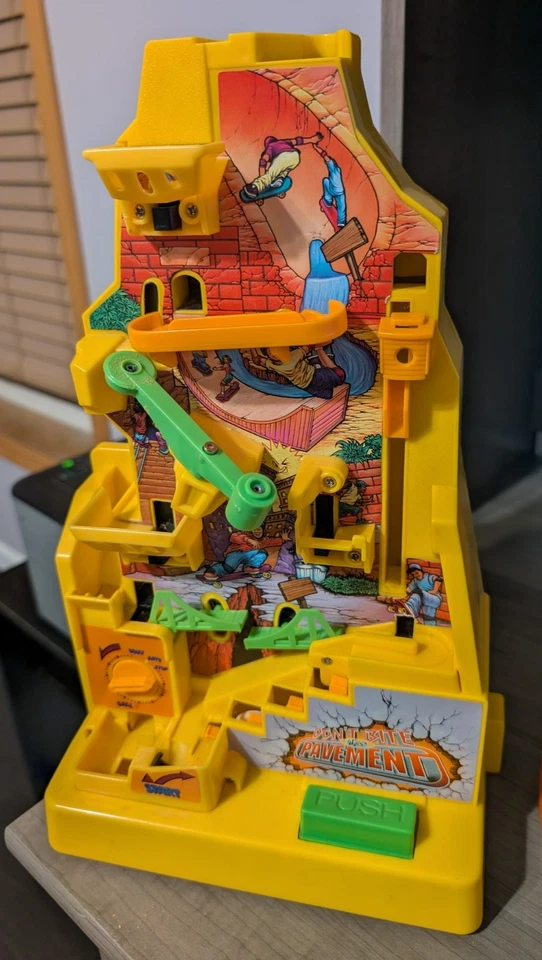 Vintage Don't Bite The Pavement - 1982 TOMY Electronic Game w/ Ball IN BOX WORKS - Image 3 of 4