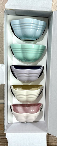 Le Creuset Mini Flower Steingut Schalen Geschirr 5er Set Frühling Pastellfarben Neu - Bild 5 von 7