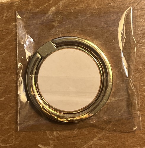 CHANEL Beaute Gold Phone Finger Ring Holder VIP Gift Accessory NEW (Open Box) - Photo 2 sur 5