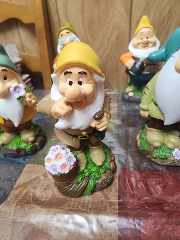 5 件全新迪士尼白雪公主矮人花园侏儒雕像 8 件套种植花卉 — 第 4/4 张图片