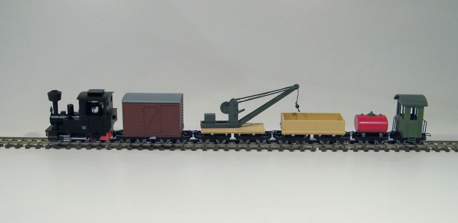 Minitrains Steam Locomotive with 4 Freight Cars & Caboose HOn30, HOe Scale 5070 Minitrains Steam Locomotive with 4 Freight Cars & Caboose HOn30, HOe Scale 5070