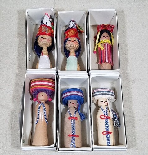 JAPANISCHE HOLZPUPPEN KOKESHI KLEIDUNG / BEMALTES HOLZ (6 STÜCK) - Bild 1 von 12